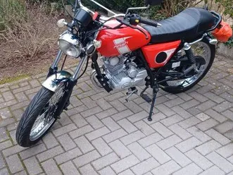 vend moto 50 cc mach fifty année 2017 état proche neuf 2600km ,boîte 4 vitesse rien à prévoir idéal comme première moto. ct ok vierge-1an à refaire pour la vent