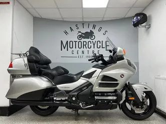 honda gl1800 gold wing deluxe tourer petrol manual (118 ps) 1832 cc