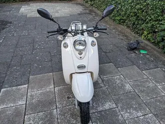 zuverlässiger motorroller in cremeweiß/beige zu verkaufen
