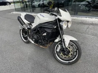 ② triumph speed triple 1050