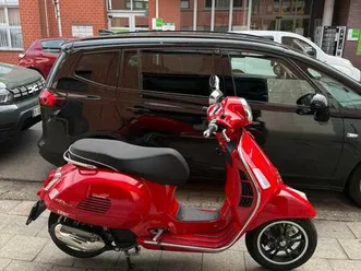 ② vespa 125 gts super , 2024 ( 7km) gloednieuw