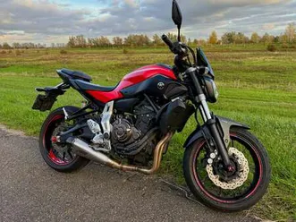 yamaha mt-07 met mivv uitlaat rood