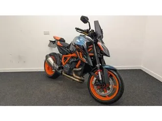 ktm 1290 superduke r ** 12 months mot - akra can - tail tidy**