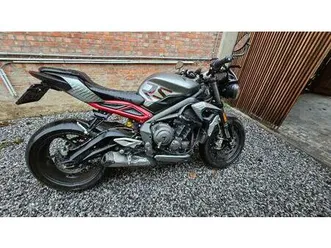 ② triumph street triple rs 2021