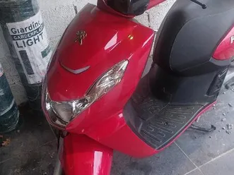 ② peugeot kisbee rood