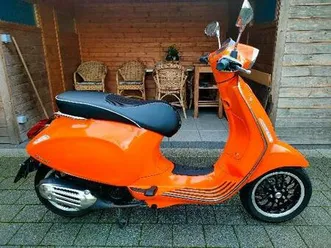 ② vespa sprint 125 cc. in perfecte staat.