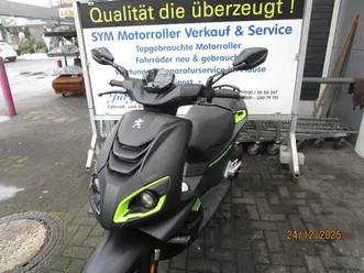 peugeot speedfight 4 in mattschwarz mit grünen blenden