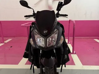 je vends un scooter sym jet 14 50 cc, année 2023. le scooter a été acheté neuf en 2023 (facture d’origine disponible). ◊ je l’ai acheté il y a environ 3 mois, j