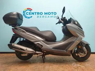 kymco x-town 300 i con abs e bauletto in tinta