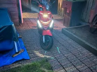 piaggo zip 2022 rood met sp set & led voor/achter, topstaat — scooters | piaggio — marktplaats