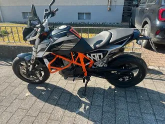 ktm duke 690 mit akrapovic auspuff & sturzbügel