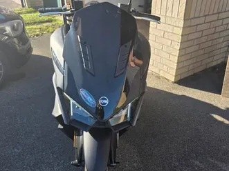 vend scooter jet x sym 125 avec de casques