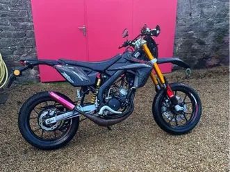 moto 50 cc rieju mrt pro débridé ou bridé avec le pot d’origine