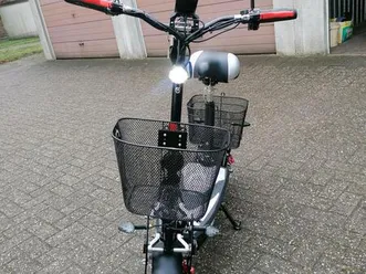 elektroroller e-joy 20 von rolektro. 1,5 km erst gefahren.