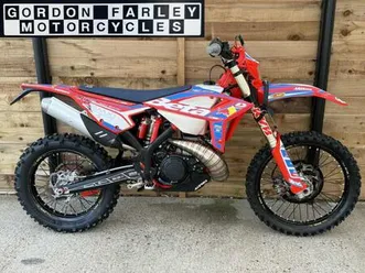 2022 beta rr 300 racing 2 stroke enduro bike. road legal enduro bike