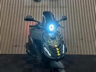 piaggio zip | matt black & yellow edition | 2024 | 1800km — scooters | piaggio — marktplaats