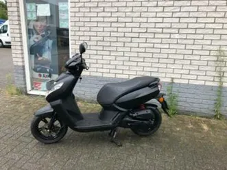 hele mooie:peugeot kisbee (bj 2021)45km brom black 9000km — scooters | peugeot — marktplaats