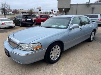 used 2011 lincoln town car signature