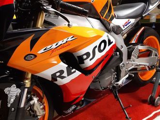Honda Honda Cbr 1000rr Repsol Cbr 1000 Rr Repsol Yamaha Suzuki Honda Used The Parking Motorcycles