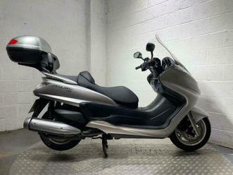YAMAHA yamaha-yp400-majesty-2005-large-maxi-scooter-new-mot-1-owner-clean-bike-400cc-6k-in-cove  tweedehands - De Parking