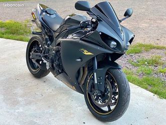 Yamaha R1 Crossplane Black