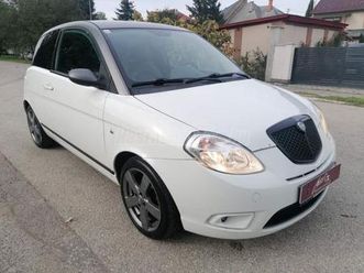 elado-hasznalt-lancia-ypsilon-sport-momodesign-1-4i-16v-2007-8-feher-szinu