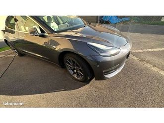 TESLA MODEL 3 tesla-model-3-lr-avec-attelage-tesla-et-interieur-blanc
