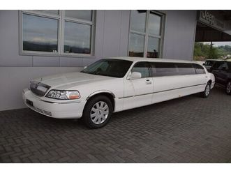 town car stretchlimousine