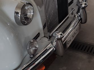 rolls royce silver cloud 1