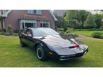 1984-v8-pontiac-trans-am-knight-rider-kitt-replica