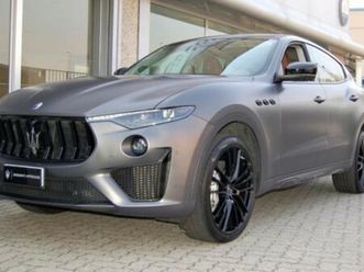 levante levante v8 580 cv awd trofeo