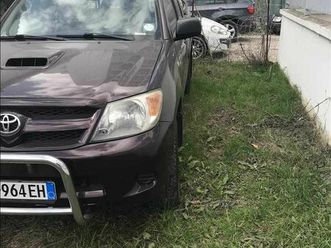 shitet toyota hilux 2006 diesel