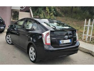 shes toyota prius (hybrid)
