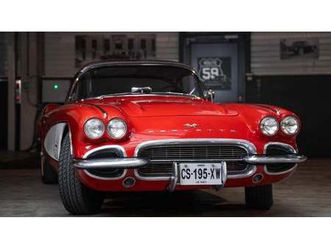 1961-chevrolet-corvette-rouge-manuel-4-vitesses-conduite