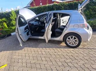 TOYOTA PRIUS C toyota-aqua-2012-silver