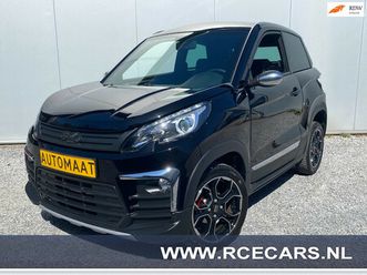 LIGIER JS60 ligier-brommobiel-js60-chic-airco-xenon-electr-ramen-camera-blueth-nieuwebanden-grote-beur