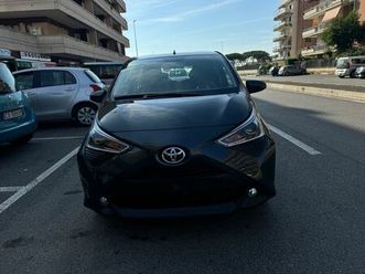 toyota aygo connect 1.0 vvt-i 72 cv 5 porte x-play led navi kamera pdc cerchi 16
