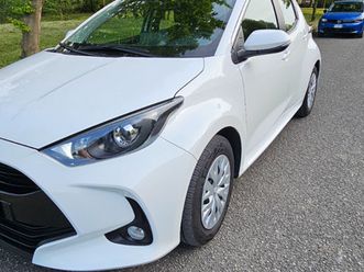 toyota yaris hybrid business