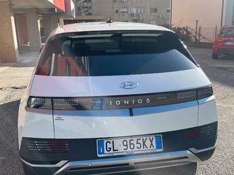 mobile da cucina con vetrine