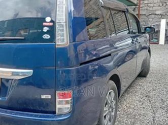 toyota-isis-2011-blue