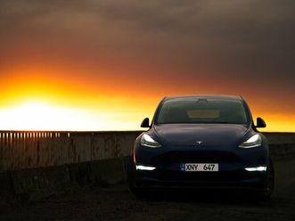 tesla model y an. 2020