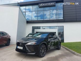 lexus rz rz 300e executive plus panorama grafitová čierna, orechová koža tahara za 52 900 €