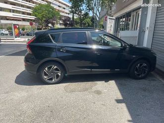 voiture noire hybride essence