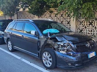 toyota avenisis 2.2 d-cat