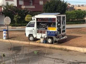 voiture entièrement équipée pour travailler toute...