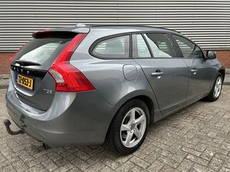 volvo v60 1.5 t3 polar+ | automaat | trekhaak | stuurverwarming | voor + achter stoelverwarming |