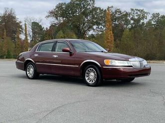 used 2002 lincoln town car signature