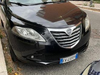 auto lancia ypsilon