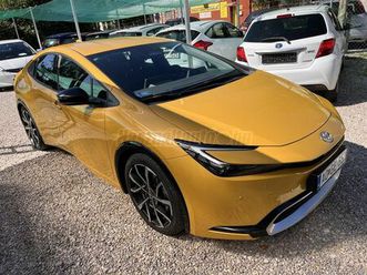 toyota prius 2.0 phev prestige e-cvt 2 kulcs. 17 ezer km. gyári fény. szervizkönyv