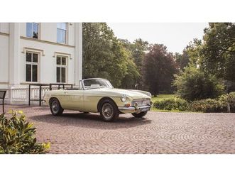 fully restored primrose yellow 1967 mgb roadster a vendre